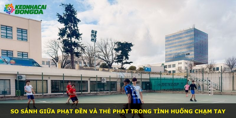 So sánh giữa phạt đền và thẻ phạt trong tình huống chạm tay