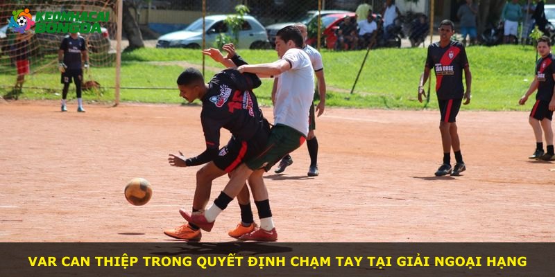 VAR can thiệp trong quyết định chạm tay tại giải Ngoại hạng